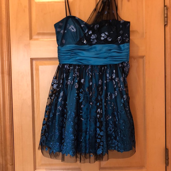 Homecoming Dress - Picture 3 of 6